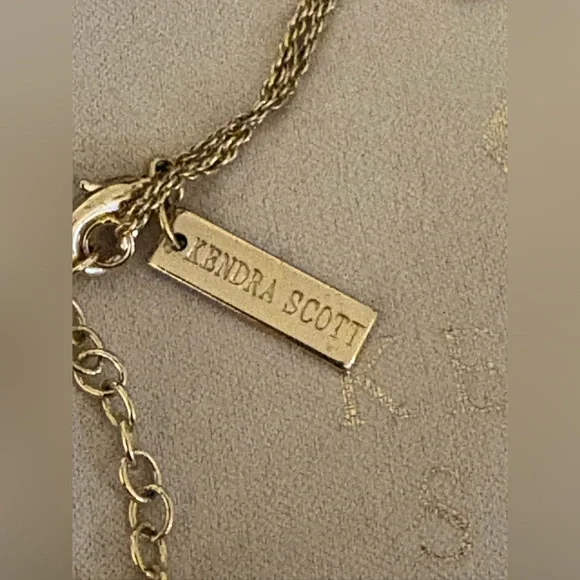 Kendra Scott Reid Necklace Bright Coral Color Faceted Pendant Goldtone Chain. - Picture 4 of 5